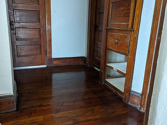 2nd image of 346 W Oakland St