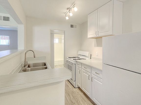 4th image of 530 E Mariposa St #00