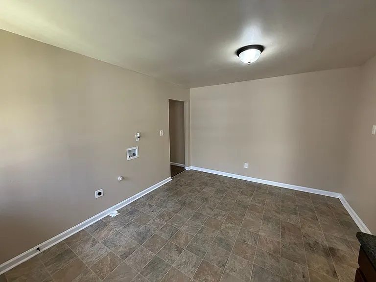 1063 Springdale St — Photo 4