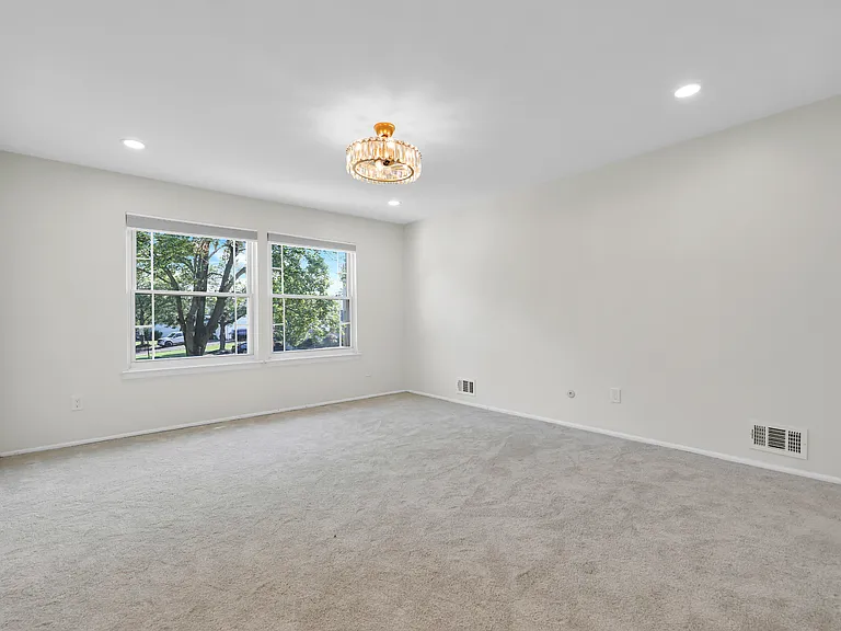 19 Pierson Dr — Photo 13
