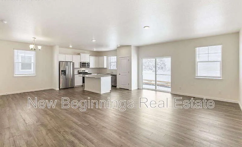 4 bed, 2.5 bath, 2156 sqft, $2,495 — Photo 3