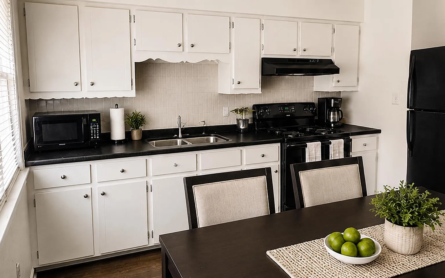 2 bed, 1.0 bath, 700 sqft, $810 — Photo 2