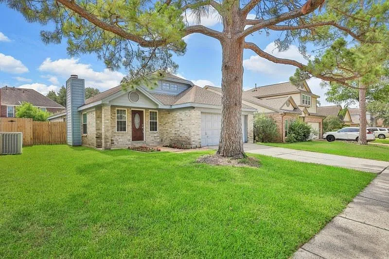 3 bed, 2.0 bath, 1792 sqft, $2,100 — Photo 3
