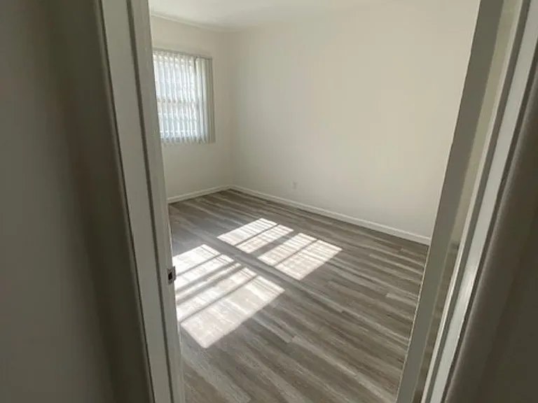 13759 Oxnard St — Photo 23