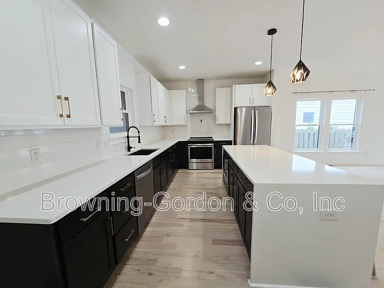 3209 Curtis St — Photo 6
