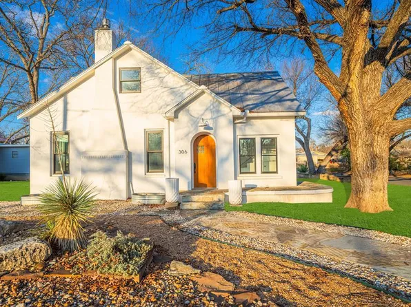 306 E Orchard St, Fredericksburg, TX 78624