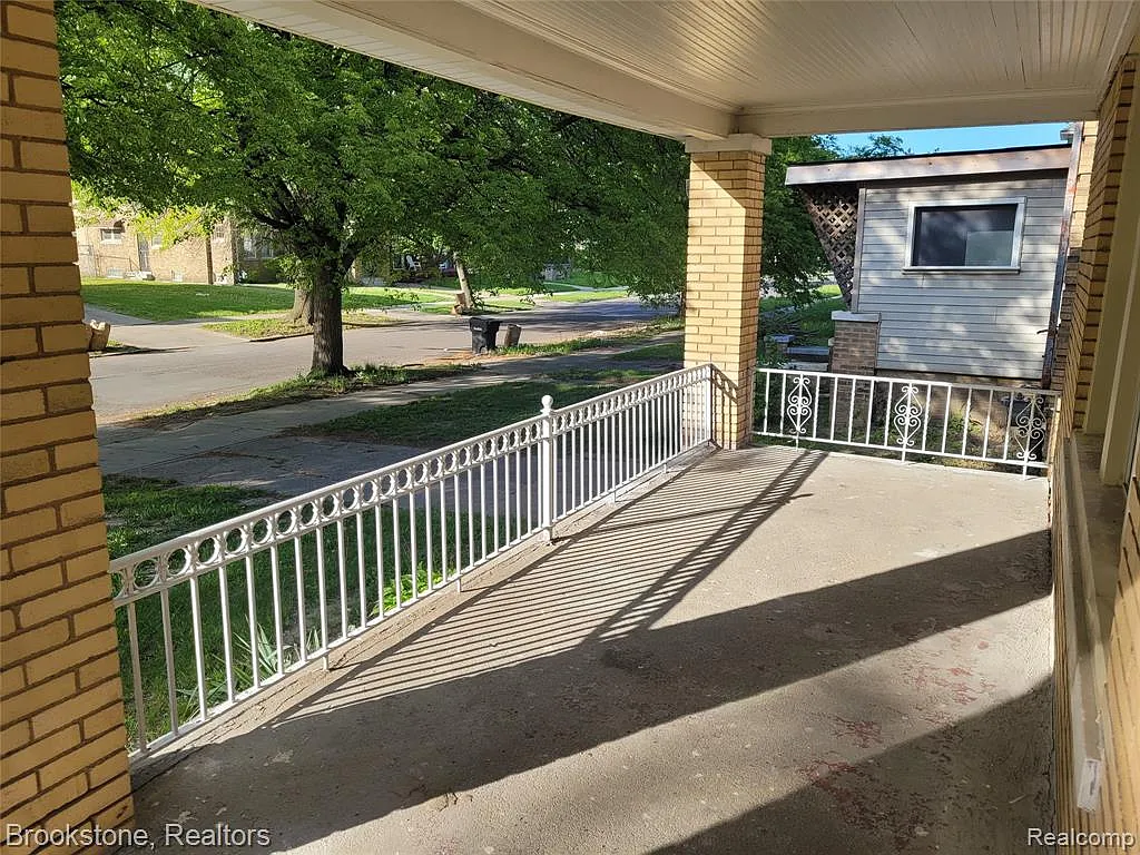 4 bed, 2.0 bath, 2636 sqft, $1,700 — Photo 2