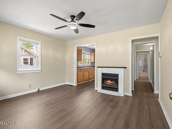 4th image of 2810 Carson Ave
