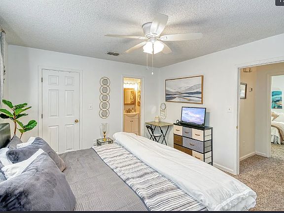 4th image of 2350 Gregory Dr #1