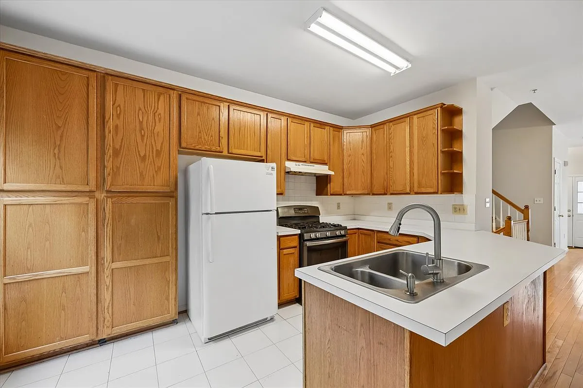 3 bed, 3.5 bath, 1698 sqft, $2,700 — Photo 4