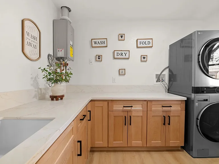 135 E Mojave Blvd — Photo 14