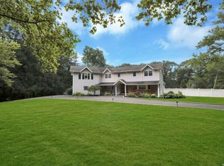 24 Buckingham Dr, Dix Hills, NY 11746