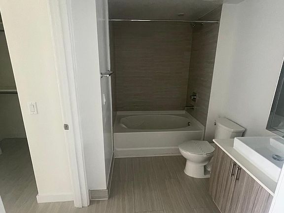 3rd image of 421 NE 35th St #201