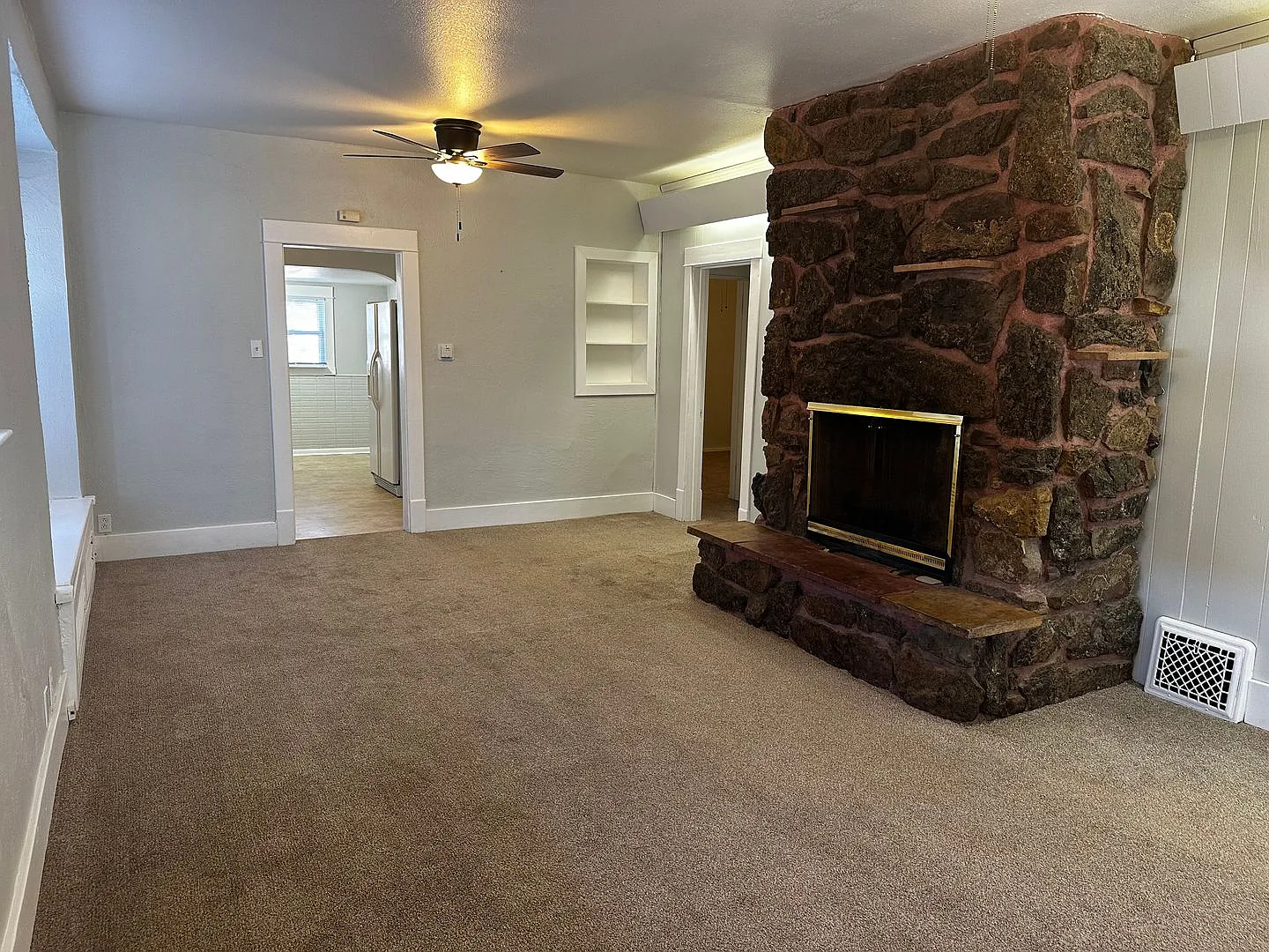 Charming 2+ Bedroom House in Laurel! — Photo 3