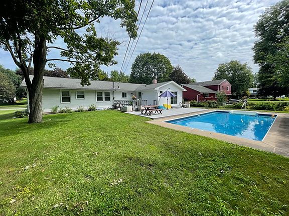 3rd image of 18 Winding Brook Dr