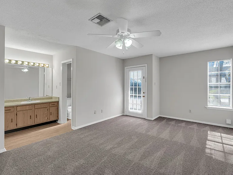 Woodlake Apartments — Photo 68