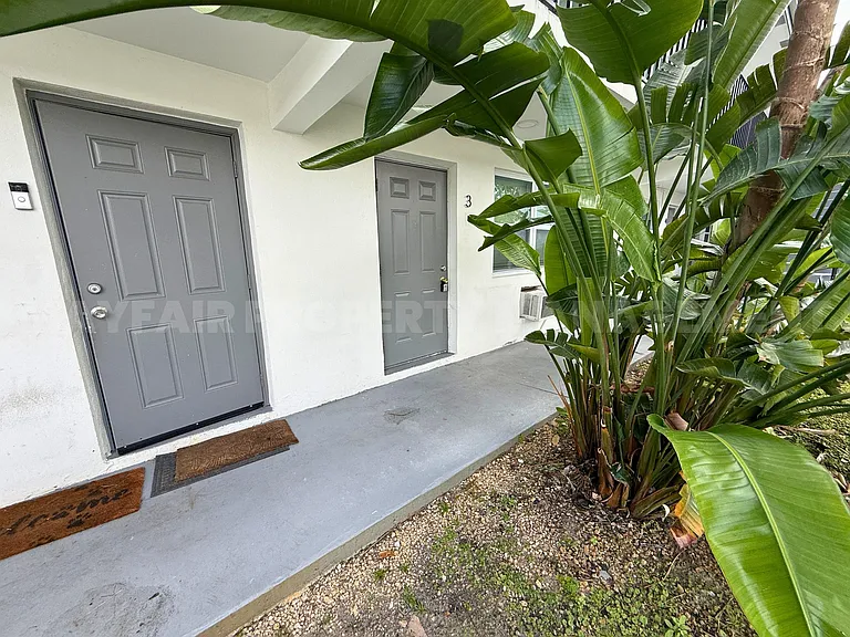 240 SW 8th St #3 — Photo 11