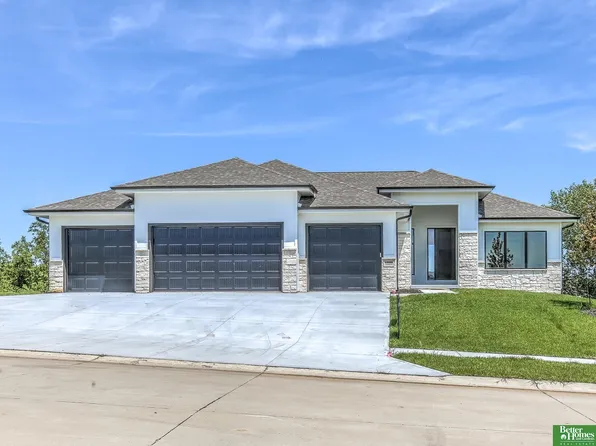 10008 Laramie St, Papillion, NE 68046