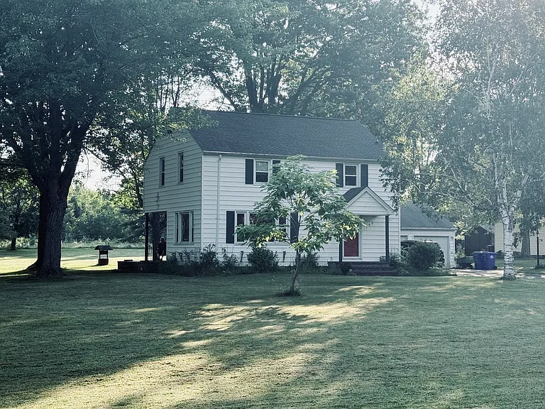 1592 N Creek Rd — Photo 1