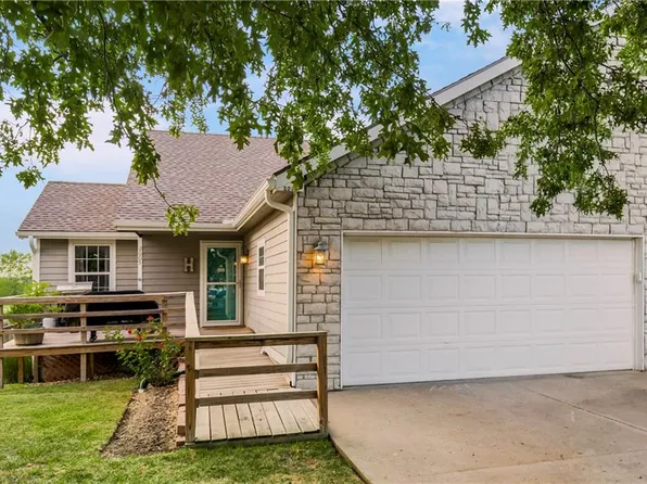 2005 Rock Creek Ct, Tonganoxie, KS 66086