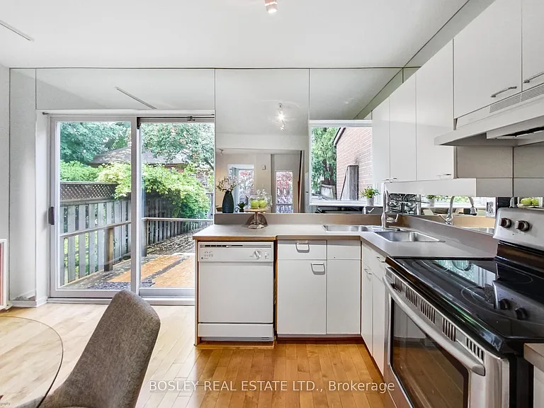 140 Helendale Ave — Photo 12