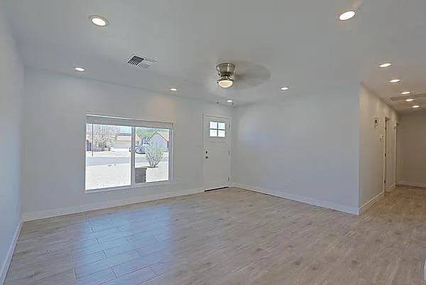 3 bed, 1200 sqft, $2,400 — Photo 3
