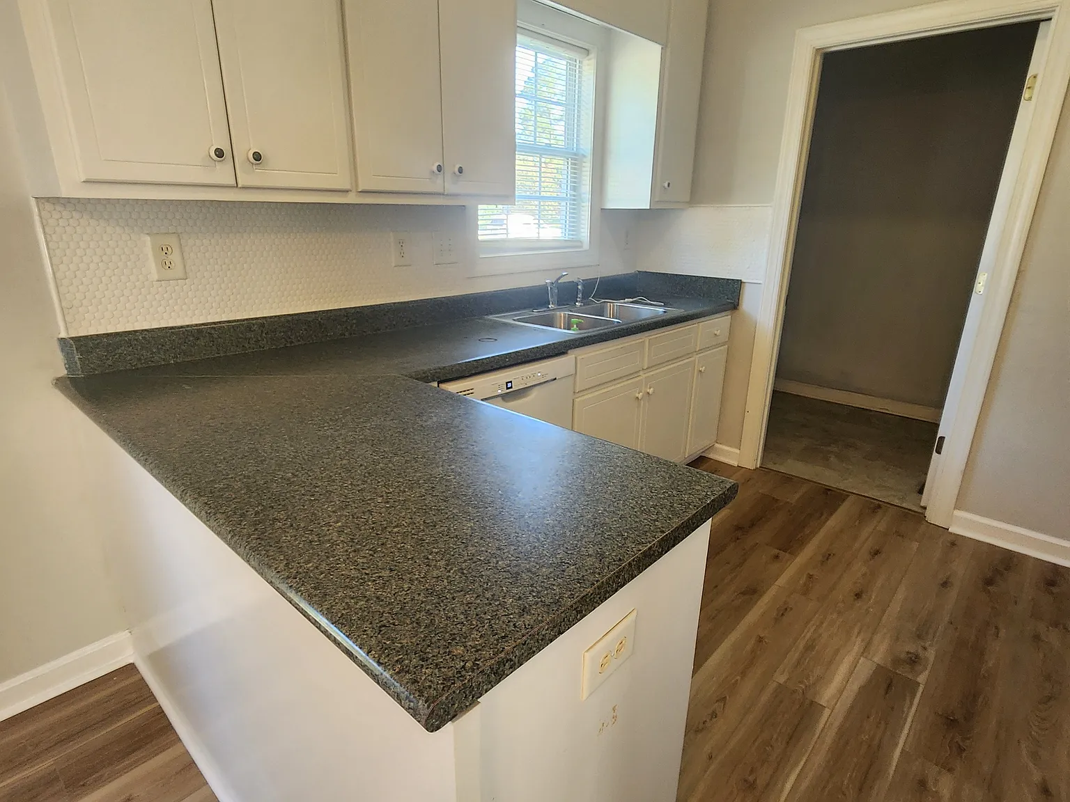 1402 Corbett Ave NE — Photo 3