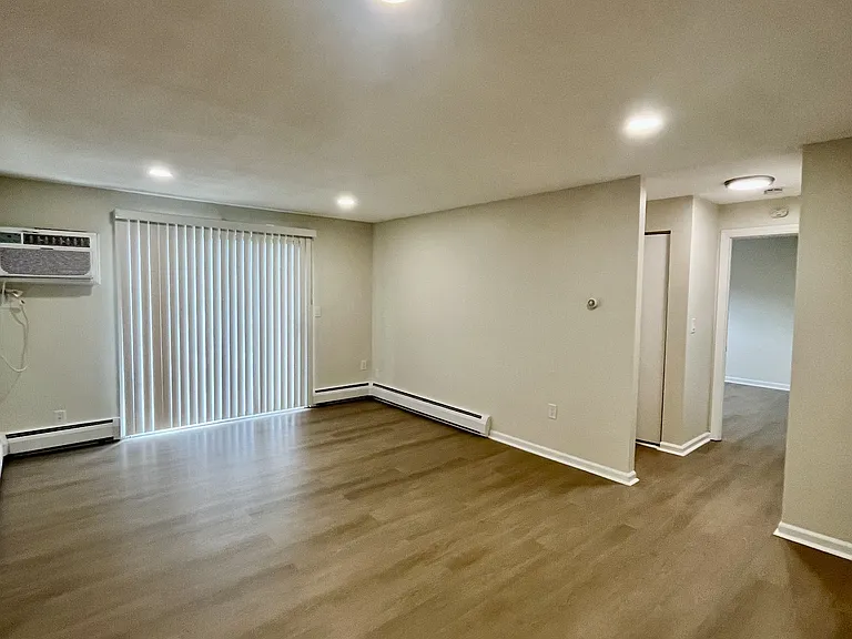 Fernwood Apartments — Photo 2