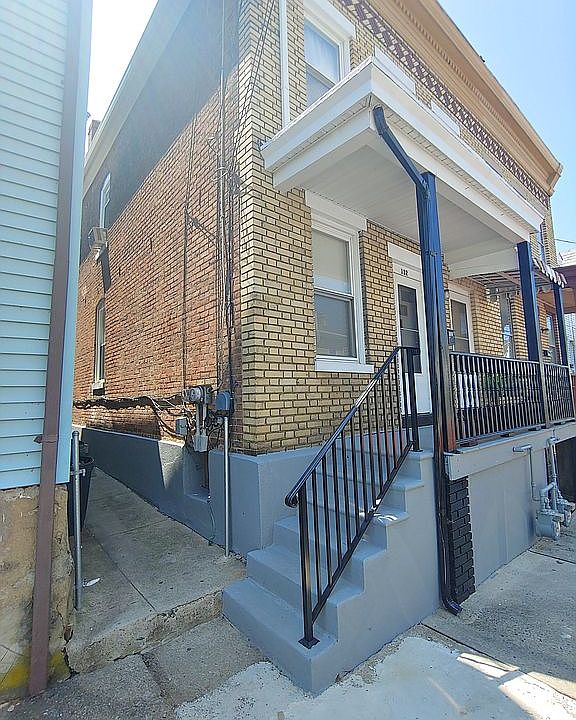2nd image of 132 Mercer St