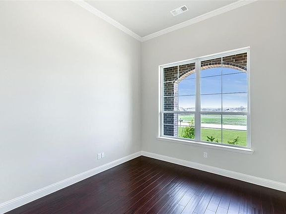 5th image of 104 Colt Ln