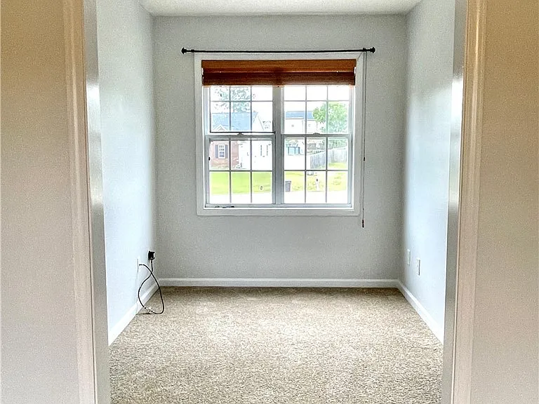 82 Essex Ct W — Photo 10