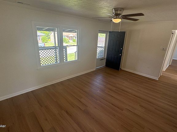 2nd image of 1814 Oakwood Dr