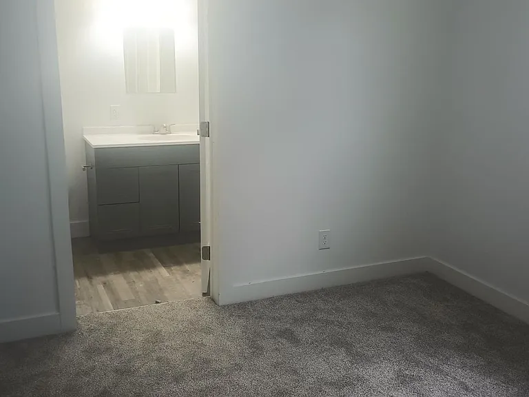 325 Hudson Ave — Photo 8