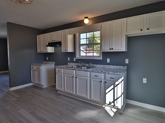 5th image of 40 Bradford Ln