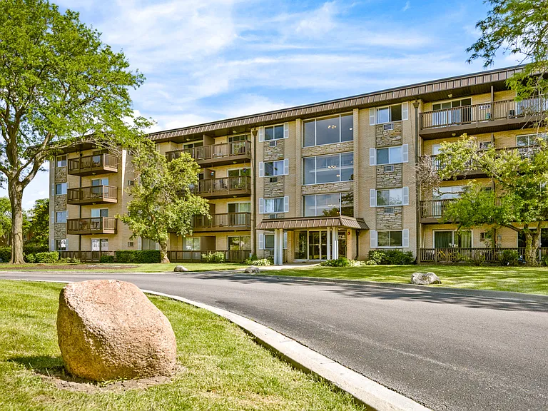 2214 S Goebbert Rd #178 — Photo 3