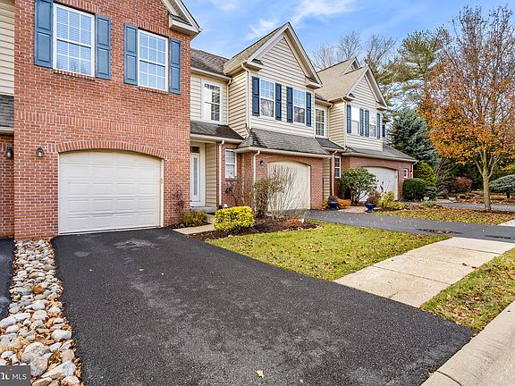 2nd image of 104 Ladbroke Ln