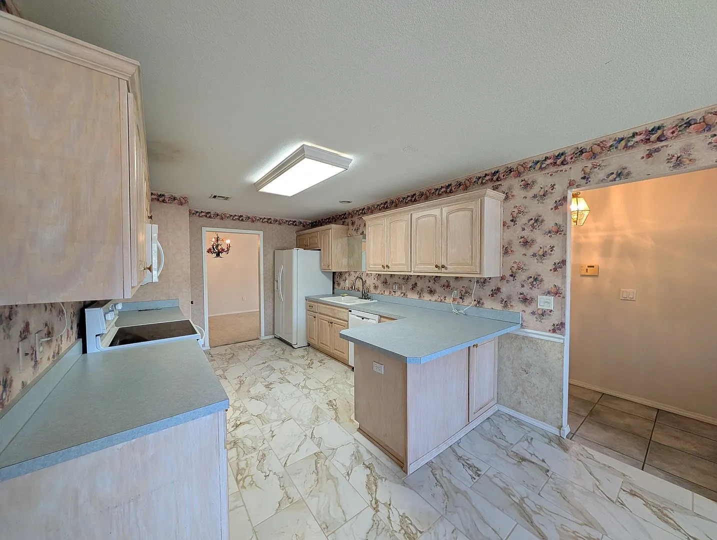 Spacious 3-Bedroom Duplex with Modern Comforts and Room to Roam! — Photo 4