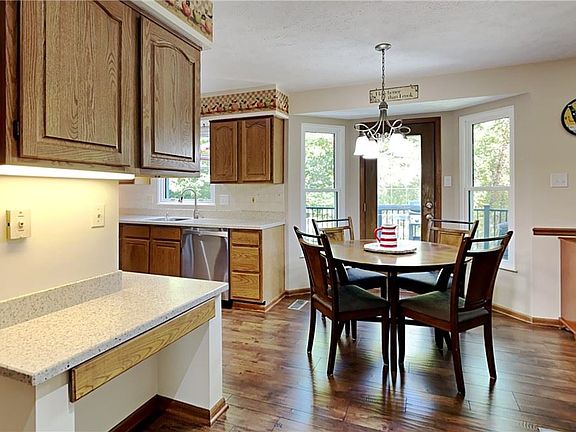 5th image of 25 Colony Oaks Dr