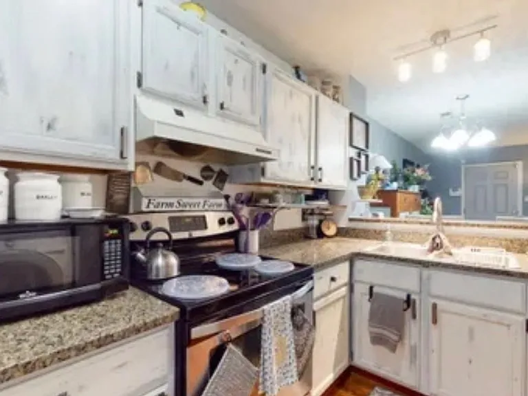 670 Shadywood Ln — Photo 20
