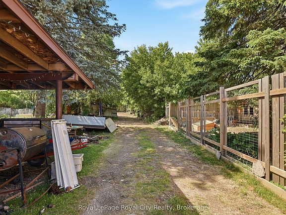 3rd image of 96 Beaumont Cres