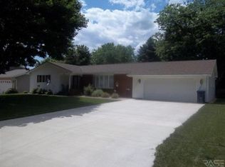 500 S Elizabeth Ave, Hills, MN 56138