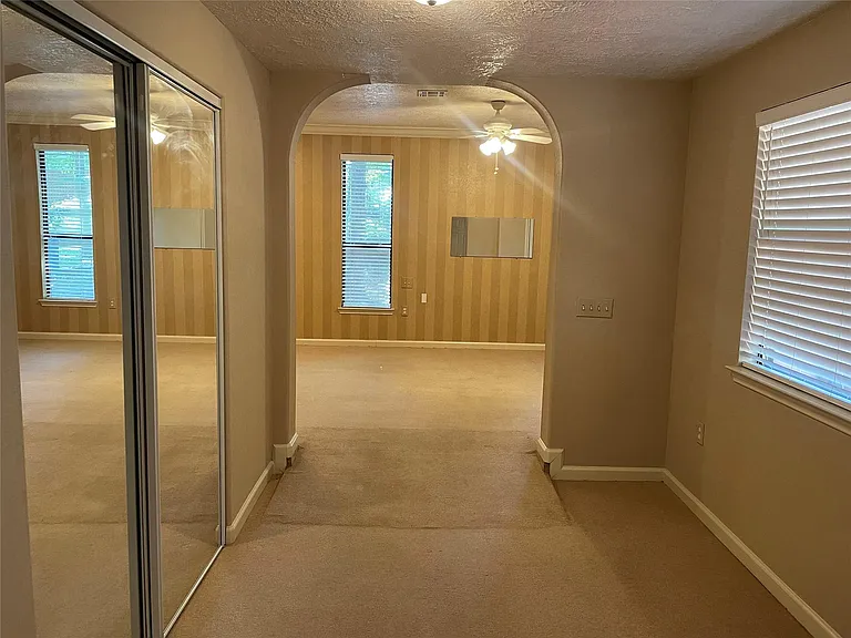 302 Somerset Rd — Photo 9