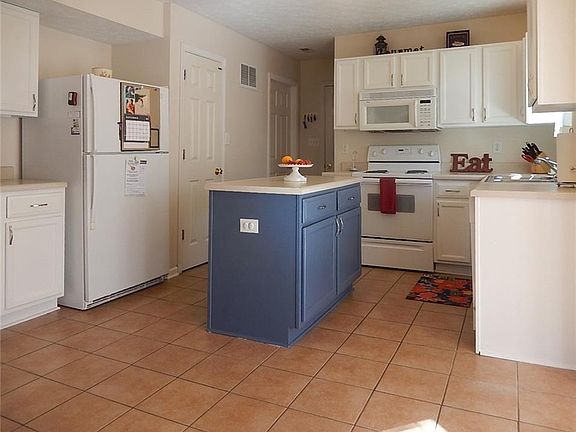 5th image of 949 Yellowwood Dr