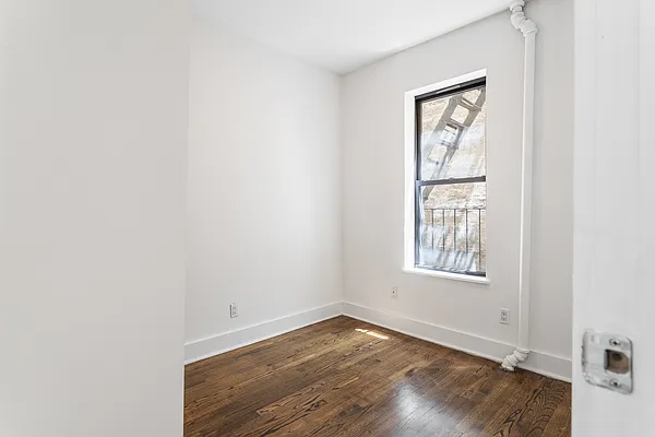 Rented by Safdie Realty Group | media 6