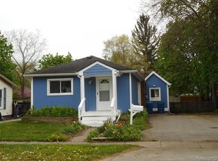 215 W Elizabeth St, Fenton, MI 48430