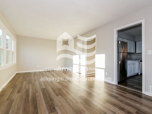 1692199_005_wm_-_living_room_13184143.jpg