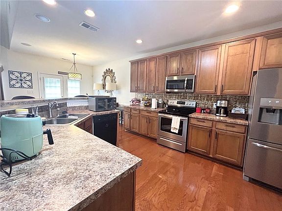 3rd image of 1424 Paulonia Way