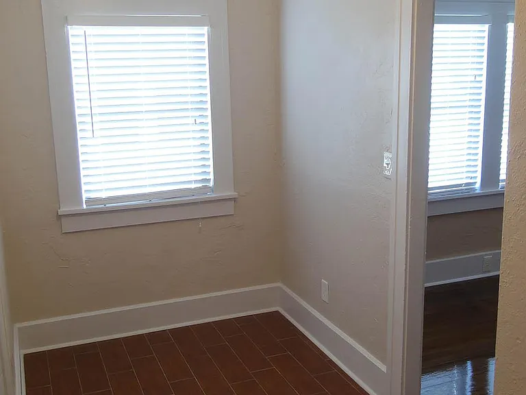324 Moffett Ct N — Photo 14