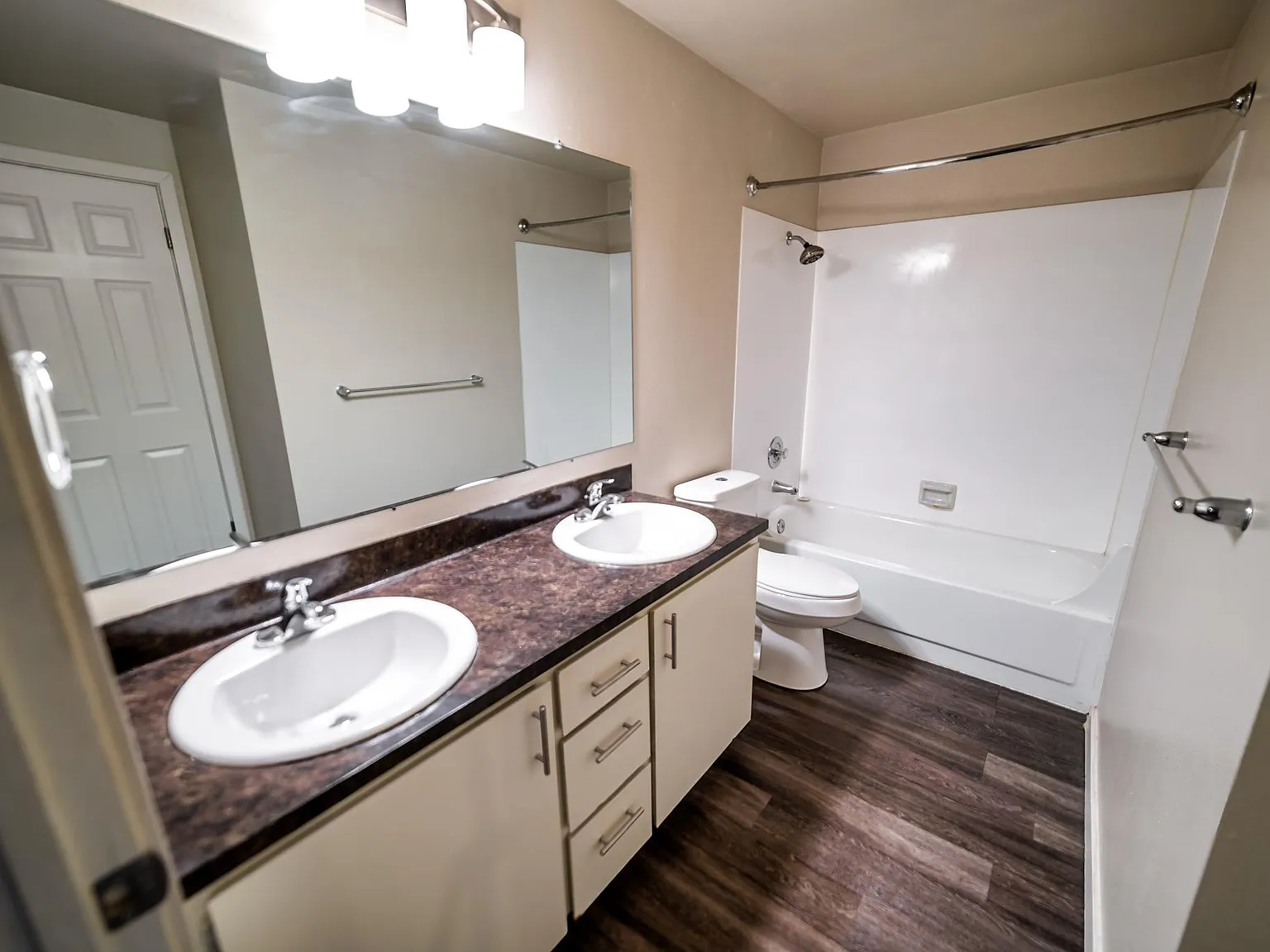1 bed, 892 sqft, $1,850 — Photo 4