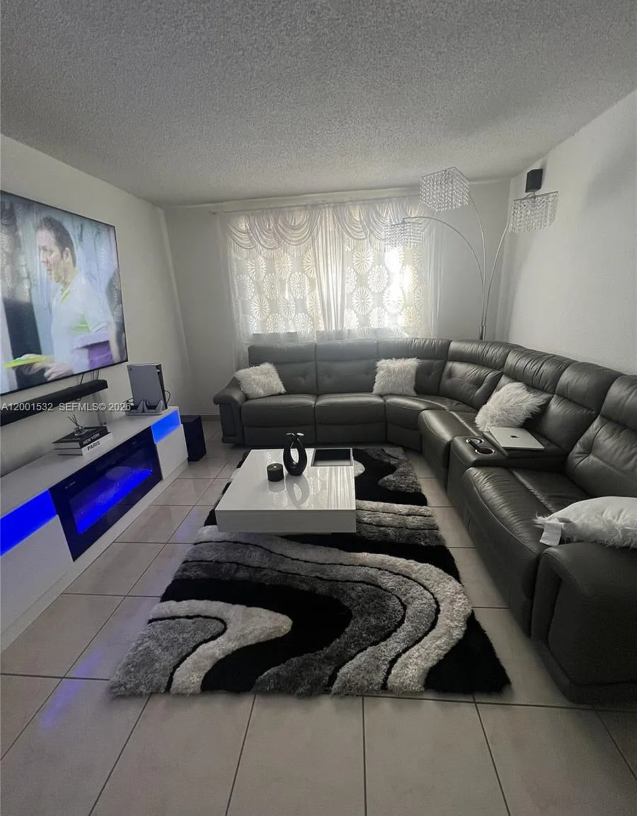 Las Estrellas Condo — Photo 1